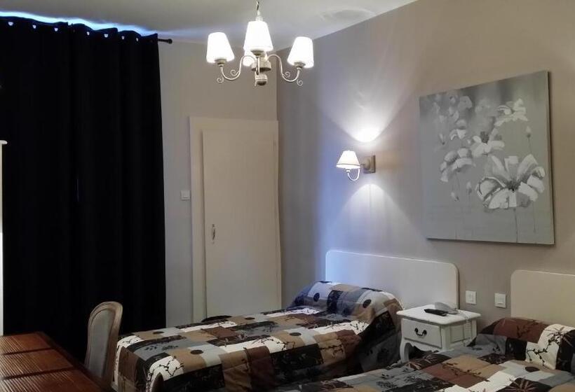 חדר קומפורט לשלושה, Azur