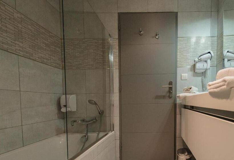 غرفة قياسية ثلاثية, Holidays & Work