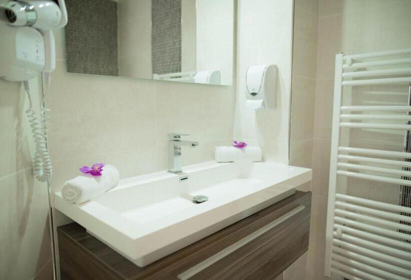 غرفة قياسية ثلاثية, Holidays & Work