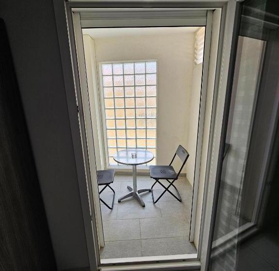 غرفة قياسية ثلاثية, Holidays & Work