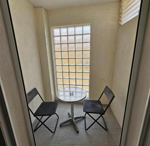 غرفة قياسية ثلاثية, Holidays & Work