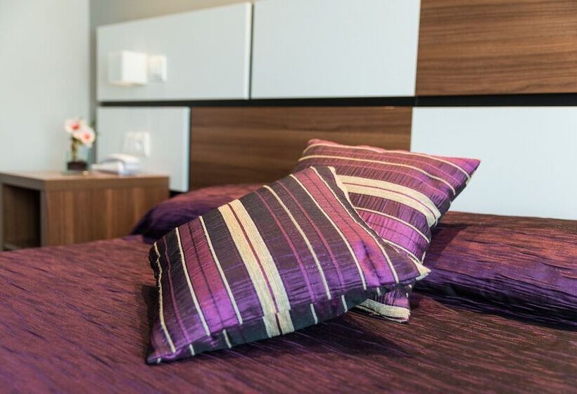 غرفة كلاسيكية, Holidays & Work