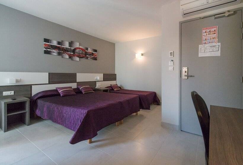 غرفة قياسية ثلاثية, Holidays & Work