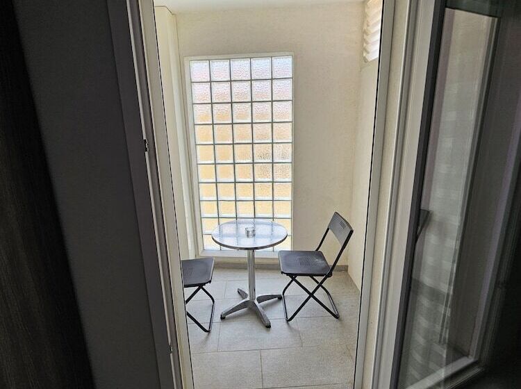 غرفة قياسية ثلاثية, Holidays & Work