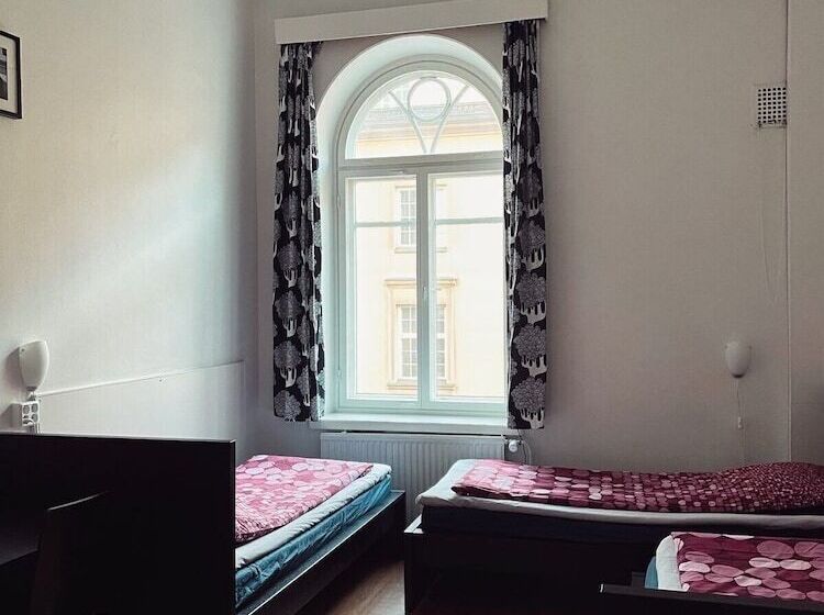 스탠다드 트리픔 룸 공동욕실, Hostel Diana Park