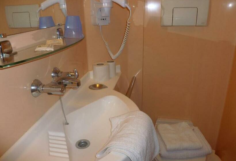 Номер Стандарт Трехместный, Hôtel L Edelweiss