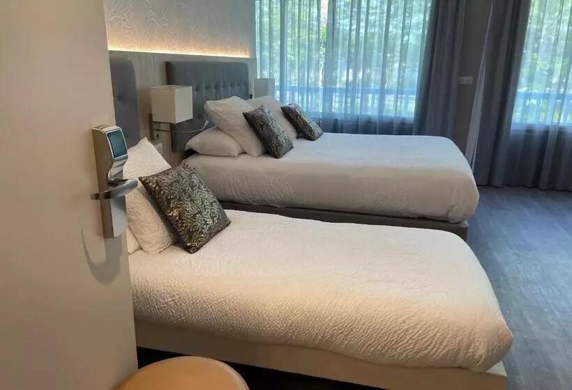 Superior Kolmen Hengen Huone, Logis Hôtel L Amandier
