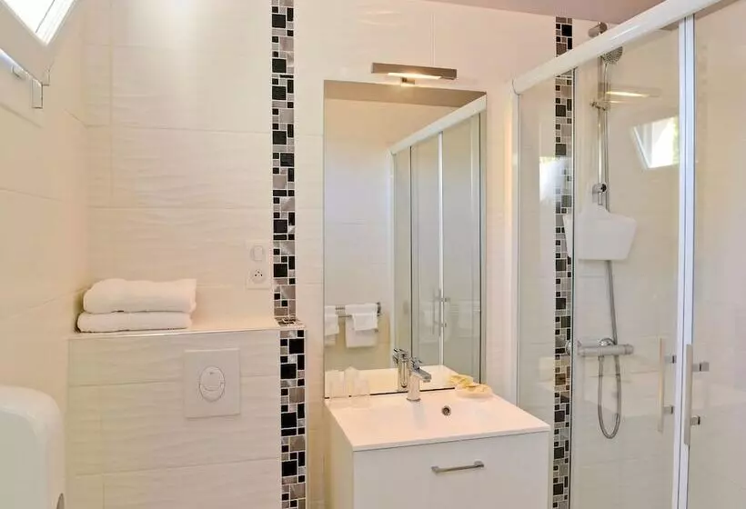 Standard Kolmen Hengen Huone, Logis Hôtel L Amandier