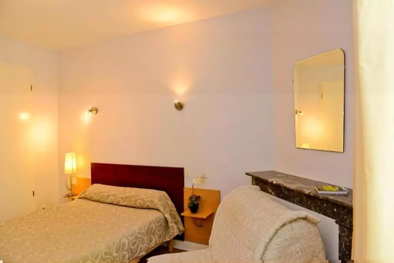 Superior Kolmen Hengen Huone, Logis Hôtel L Amandier
