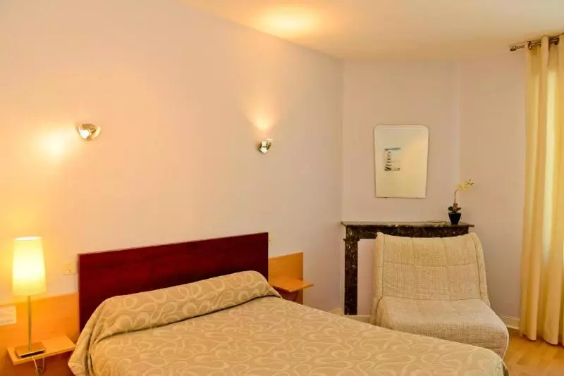Superior Kolmen Hengen Huone, Logis Hôtel L Amandier