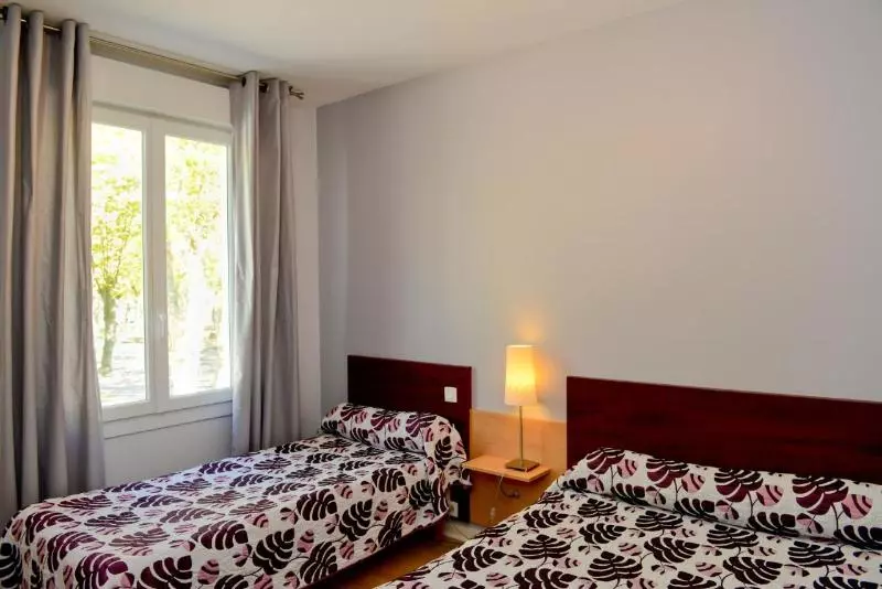 Standard Kolmen Hengen Huone, Logis Hôtel L Amandier