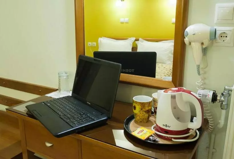 Economy Triple Room, Pitho