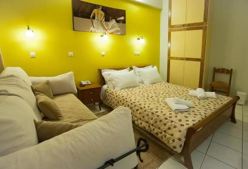 Economy Triple Room, Pitho