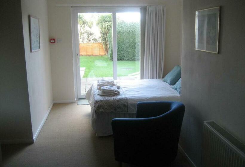 חדר משפחתי, Priory Lodge