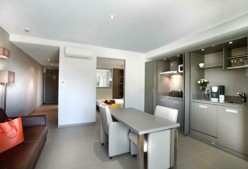 חדר דלוקס, Seventeen