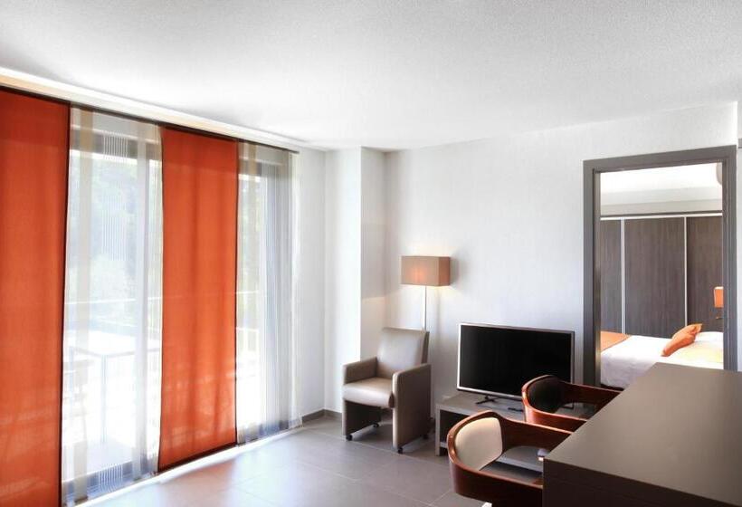 סוויטת ג'וניור, Seventeen