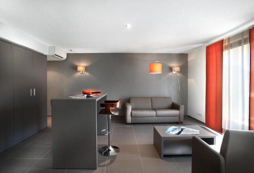 סוויטת ג'וניור, Seventeen