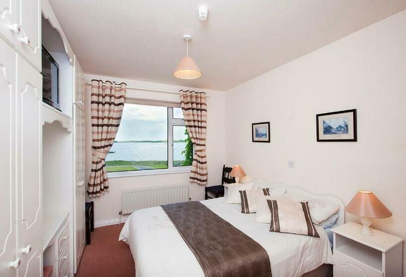 اتاق استاندارد, The Waterfront House Country Home