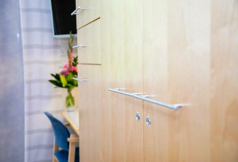 غرفة قياسية, Uusikuu