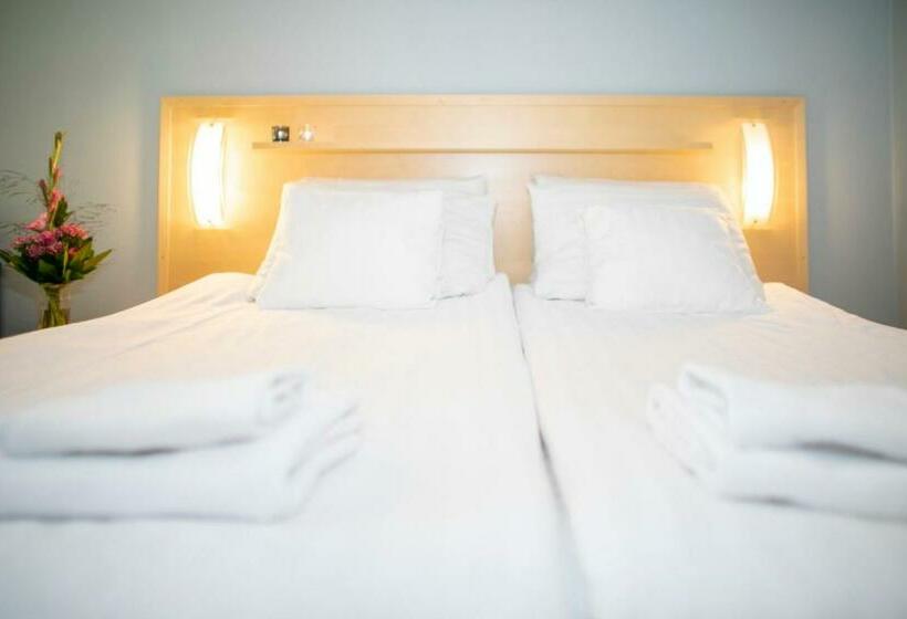 غرفة قياسية, Uusikuu