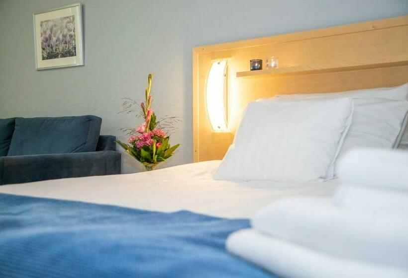 غرفة قياسية, Uusikuu