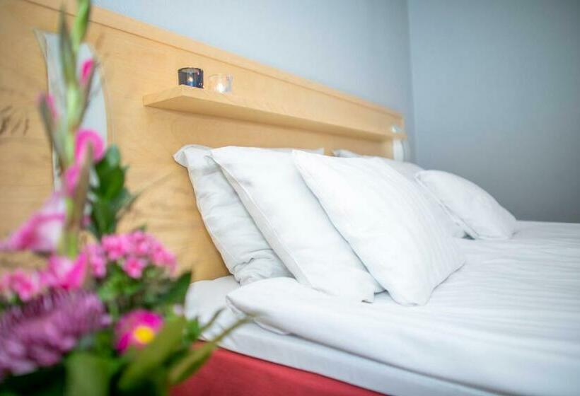 غرفة قياسية, Uusikuu