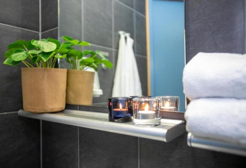 غرفة عائلية, Uusikuu