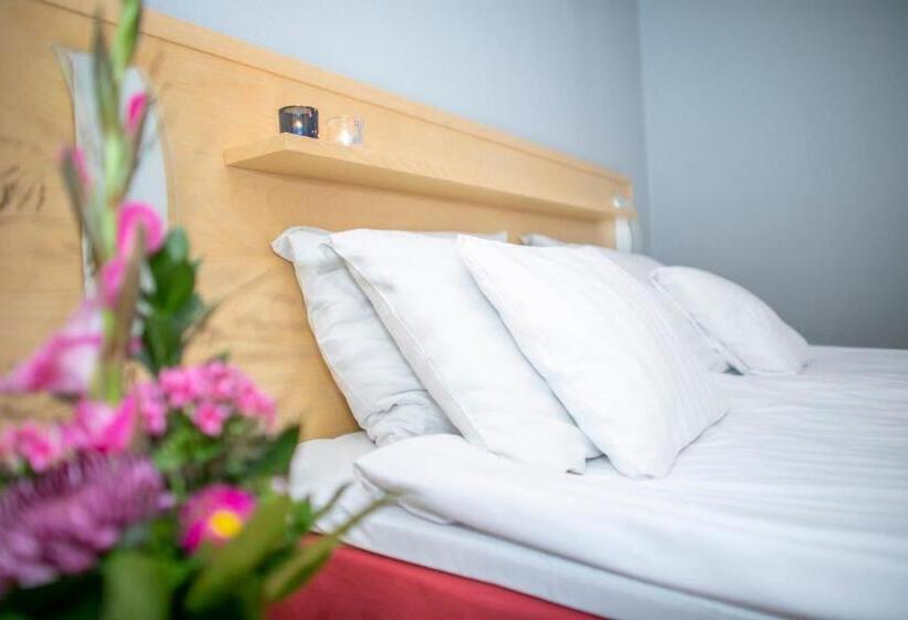 غرفة عائلية, Uusikuu