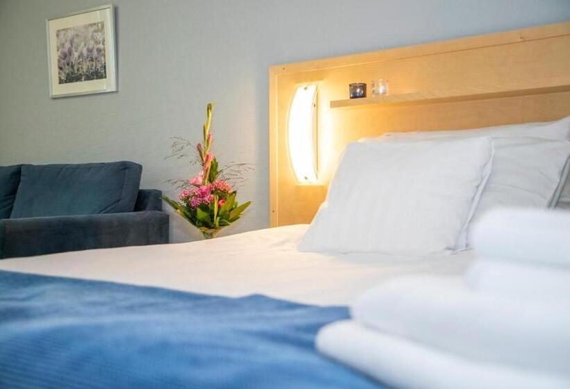 غرفة عائلية, Uusikuu