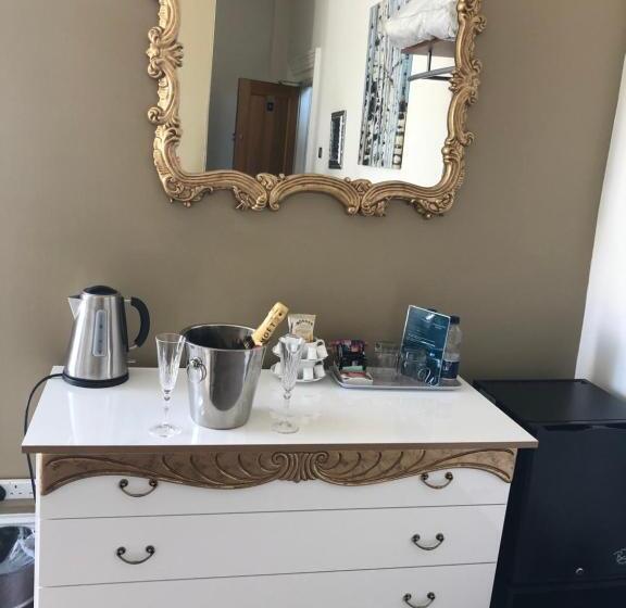 带大床的标准间, Washington House