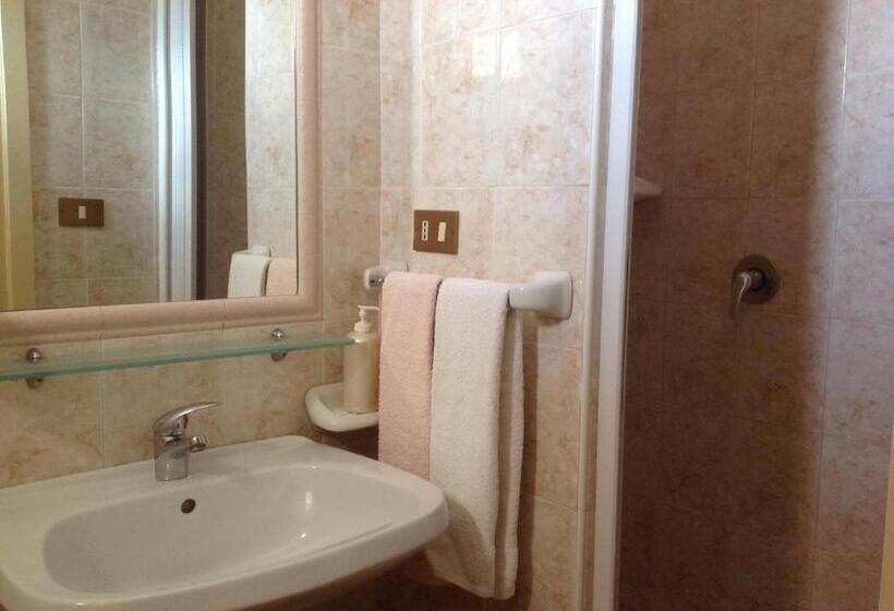 标准三人间, Albergo Cavour