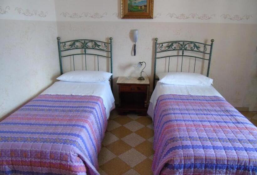 اتاق استاندارد یک تخته با سرویس بهداشتی مشترک, Albergo Cavour