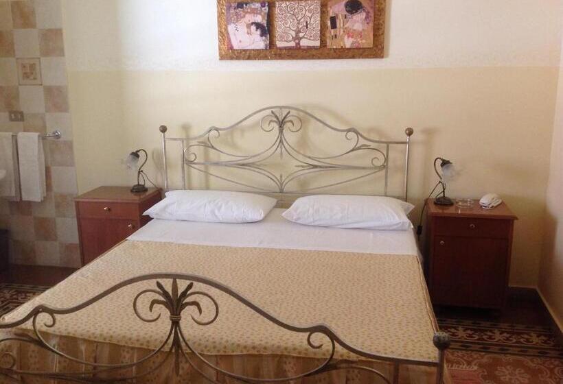 اتاق استاندارد با سرویس بهداشتی مشترک, Albergo Cavour