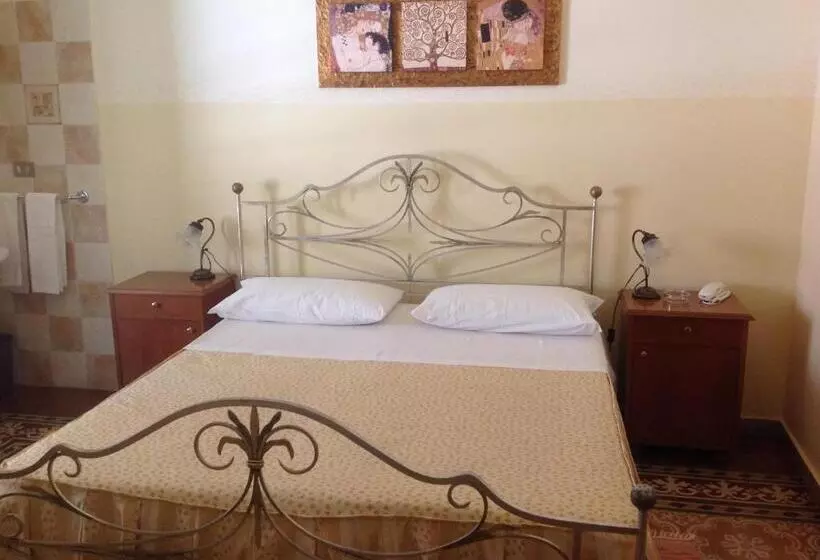 اتاق استاندارد با سرویس بهداشتی مشترک, Albergo Cavour