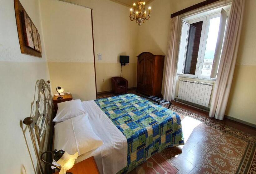 带共用浴室的标准房间, Albergo Cavour