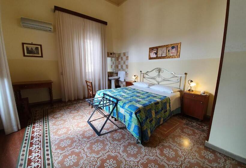 اتاق استاندارد با سرویس بهداشتی مشترک, Albergo Cavour