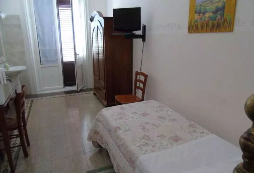 اتاق استاندارد یک تخته با سرویس بهداشتی مشترک, Albergo Cavour