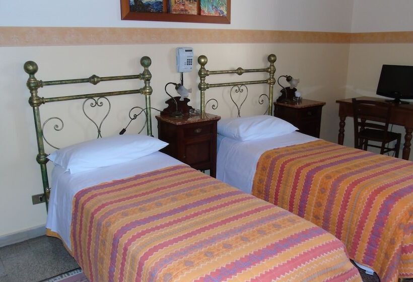 标准三人间, Albergo Cavour