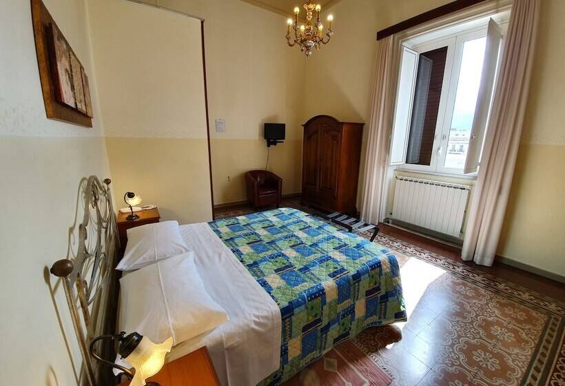 带共用浴室的标准房间, Albergo Cavour