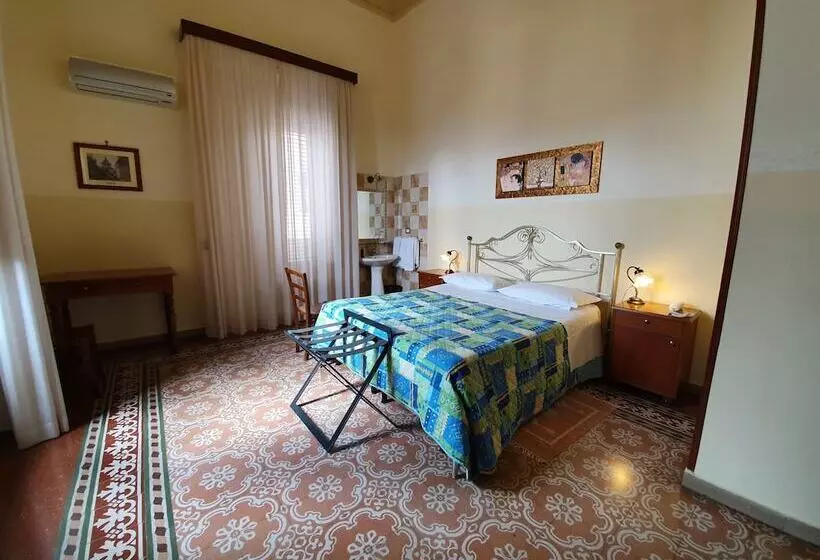 اتاق استاندارد با سرویس بهداشتی مشترک, Albergo Cavour