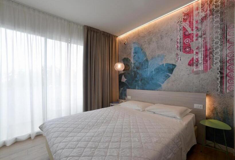 غرفة عائلية, Alla Pergola