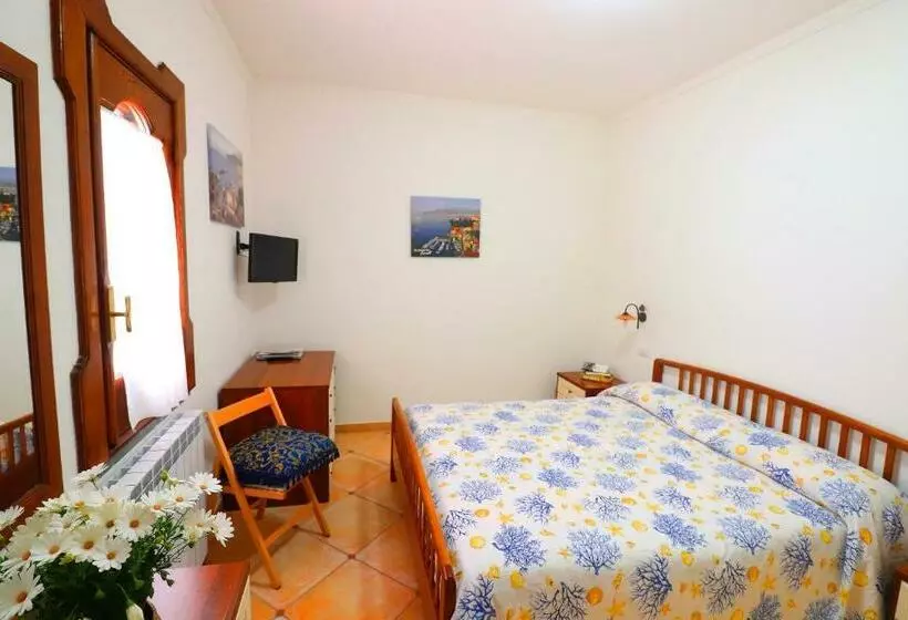 اتاق خانوادگی, La Maison De Titty & Margherita