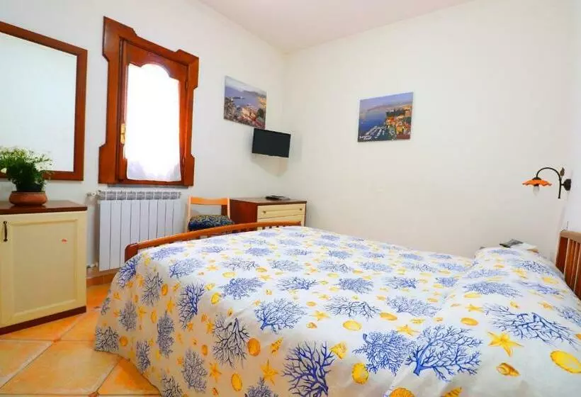 اتاق خانوادگی, La Maison De Titty & Margherita