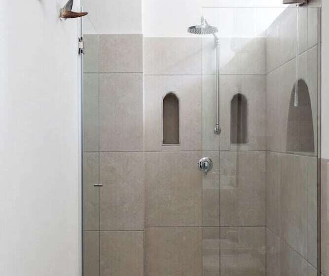 غرفة قياسية, Maison D'enrì