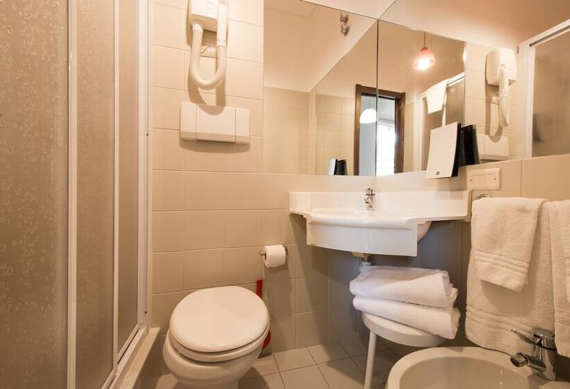 اتاق استاندارد سه نفره, Nologo