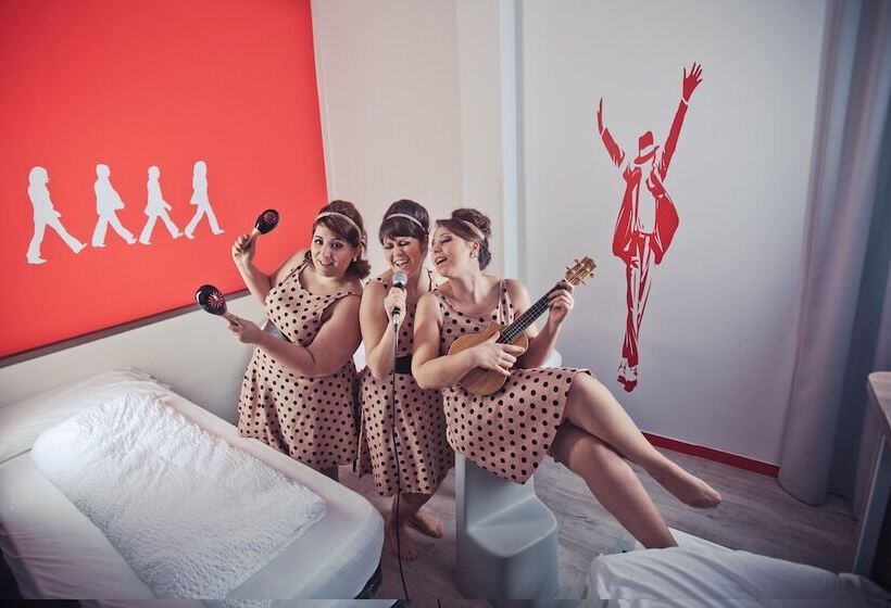 اتاق استاندارد سه نفره, Nologo