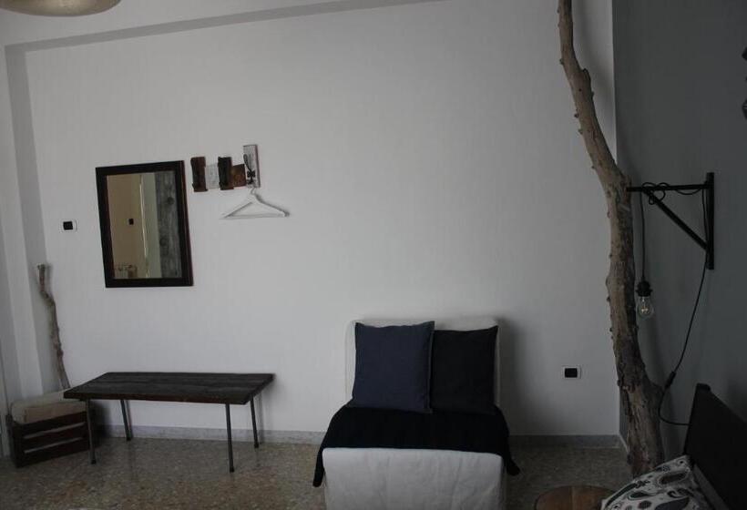 اتاق استاندارد سه نفره, Salecce B&b