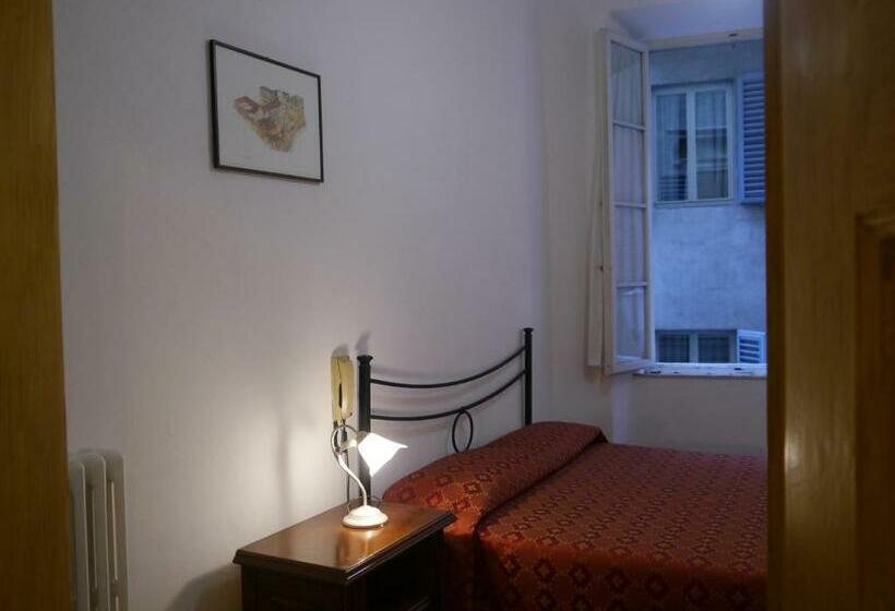 اتاق استاندارد یک تخته با سرویس بهداشتی مشترک, Albergo Tre Donzelle