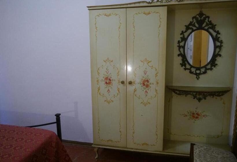 اتاق استاندارد با سرویس بهداشتی مشترک, Albergo Tre Donzelle