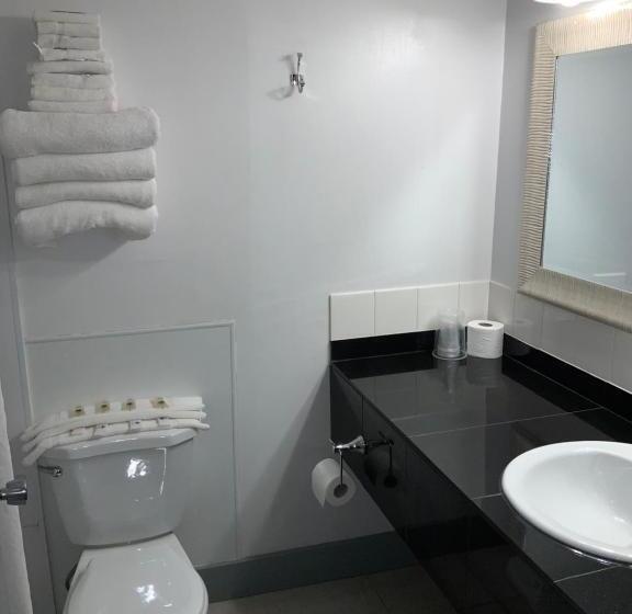 חדר משפחתי, Alpine Inn